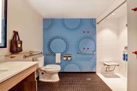 Tru By Hilton Edmonton Windermere的一间浴室