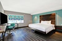 Tru By Hilton Edmonton Windermere客房内的一张或多张床位