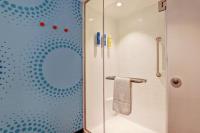 Tru By Hilton Edmonton Windermere的一间浴室
