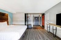 Tru By Hilton Edmonton Windermere客房内的一张或多张床位