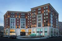 普罗维登斯Homewood Suites by Hilton Providence Downtown的一座大楼，前面停满了汽车