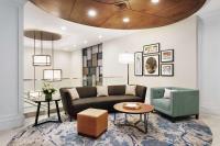 普罗维登斯Homewood Suites by Hilton Providence Downtown的带沙发、桌子和椅子的客厅