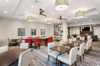 普罗维登斯Homewood Suites by Hilton Providence Downtown的带桌子和白色椅子的餐厅