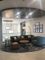 普罗维登斯Homewood Suites by Hilton Providence Downtown的带沙发和桌子的客厅