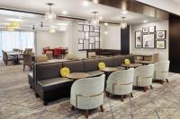 普罗维登斯Homewood Suites by Hilton Providence Downtown的配有沙发和桌椅的大厅