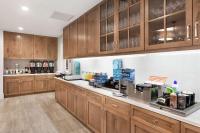 Homewood Suites by Hilton Providence Downtown的厨房或小厨房