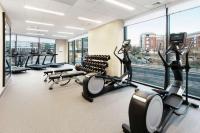 Homewood Suites by Hilton Providence Downtown的健身中心和&#47;或健身设施