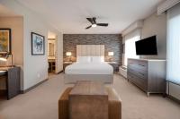 Homewood Suites by Hilton Providence Downtown客房内的一张或多张床位
