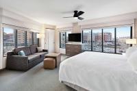 Homewood Suites by Hilton Providence Downtown的电视和&#47;或娱乐中心