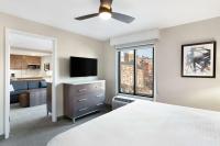 Homewood Suites by Hilton Providence Downtown的电视和&#47;或娱乐中心