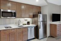 Homewood Suites by Hilton Providence Downtown的厨房或小厨房