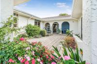 汉密尔顿Hamilton Summer Treat- 4 Bedroom with pool的前面有鲜花的白色房子