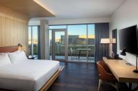 Canopy By Hilton Baltimore Harbor Point - Newly Built客房内的一张或多张床位