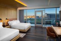 Canopy By Hilton Baltimore Harbor Point - Newly Built客房内的一张或多张床位