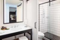 Canopy By Hilton Baltimore Harbor Point - Newly Built的一间浴室