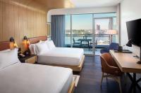 Canopy By Hilton Baltimore Harbor Point - Newly Built客房内的一张或多张床位
