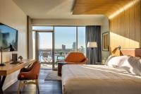 Canopy By Hilton Baltimore Harbor Point - Newly Built客房内的一张或多张床位