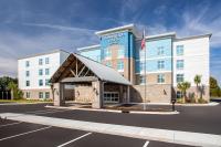 默特尔比奇Homewood Suites By Hilton Myrtle Beach Coastal Grand Mall的享有酒店正面的景致,设有凉亭