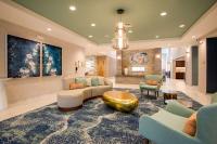 默特尔比奇Homewood Suites By Hilton Myrtle Beach Coastal Grand Mall的一间带沙发和椅子的大客厅
