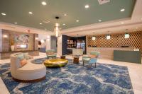 默特尔比奇Homewood Suites By Hilton Myrtle Beach Coastal Grand Mall的大堂设有带沙发和椅子的等候区