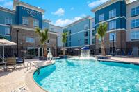 默特尔比奇Homewood Suites By Hilton Myrtle Beach Coastal Grand Mall的建筑物前的游泳池