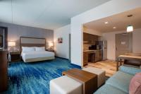 Homewood Suites By Hilton Myrtle Beach Coastal Grand Mall客房内的一张或多张床位