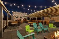 Home2 Suites By Hilton Minneapolis University Area餐厅或其他用餐的地方