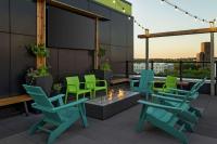 Home2 Suites By Hilton Minneapolis University Area的阳台或露台