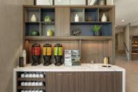 Home2 Suites By Hilton Minneapolis University Area的咖啡和沏茶工具