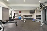Home2 Suites By Hilton Minneapolis University Area的健身中心和/或健身设施