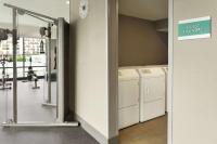 Home2 Suites By Hilton Minneapolis University Area的健身中心和/或健身设施