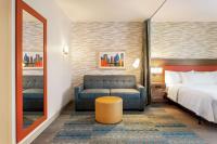 Home2 Suites By Hilton Minneapolis University Area客房内的一张或多张床位