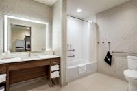 Home2 Suites By Hilton Minneapolis University Area的一间浴室