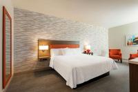 Home2 Suites By Hilton Minneapolis University Area客房内的一张或多张床位