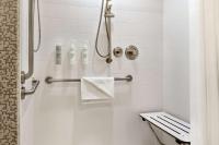 Home2 Suites By Hilton Minneapolis University Area的一间浴室