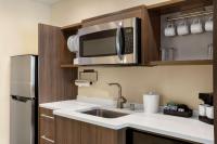 Home2 Suites By Hilton Minneapolis University Area的厨房或小厨房