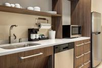 Home2 Suites By Hilton Minneapolis University Area的厨房或小厨房