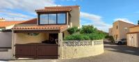 乐巴凯尔斯location maison de vacances jusqu&#39;à 6 personnes près du port et de la plage的上方有窗户的房子