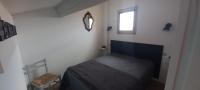 乐巴凯尔斯location maison de vacances jusqu&#39;à 6 personnes près du port et de la plage的一间有床和窗户的小卧室