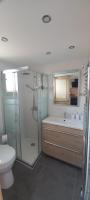 乐巴凯尔斯location maison de vacances jusqu&#39;à 6 personnes près du port et de la plage的带淋浴、马桶和水槽的浴室