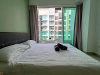 Pacific Place Ara Damansara LRT Pool Parking Netflix Kitchen By Kenangan Homes客房内的一张或多张床位