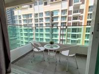 Pacific Place Ara Damansara LRT Pool Parking Netflix Kitchen By Kenangan Homes的阳台或露台