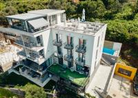 赫尔采格诺维SkyView apartments的享有白色房屋空中景色的阳台