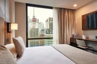 Riu Plaza Manhattan Times Square客房内的一张或多张床位