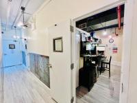 New York Spirit Retreats HOSTEL的电视和&#47;或娱乐中心