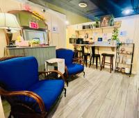 New York Spirit Retreats HOSTEL的厨房或小厨房