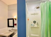 纽约New York Spirit Retreats HOSTEL的带淋浴和水槽的浴室