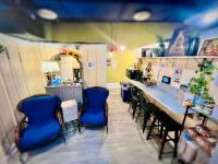 纽约New York Spirit Retreats HOSTEL的商店里装有蓝色椅子和柜台的商店
