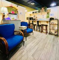 纽约New York Spirit Retreats HOSTEL的一间带椅子和吧台的餐厅