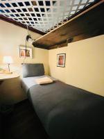 纽约New York Spirit Retreats HOSTEL的卧室里有一张床和一张带灯的桌子